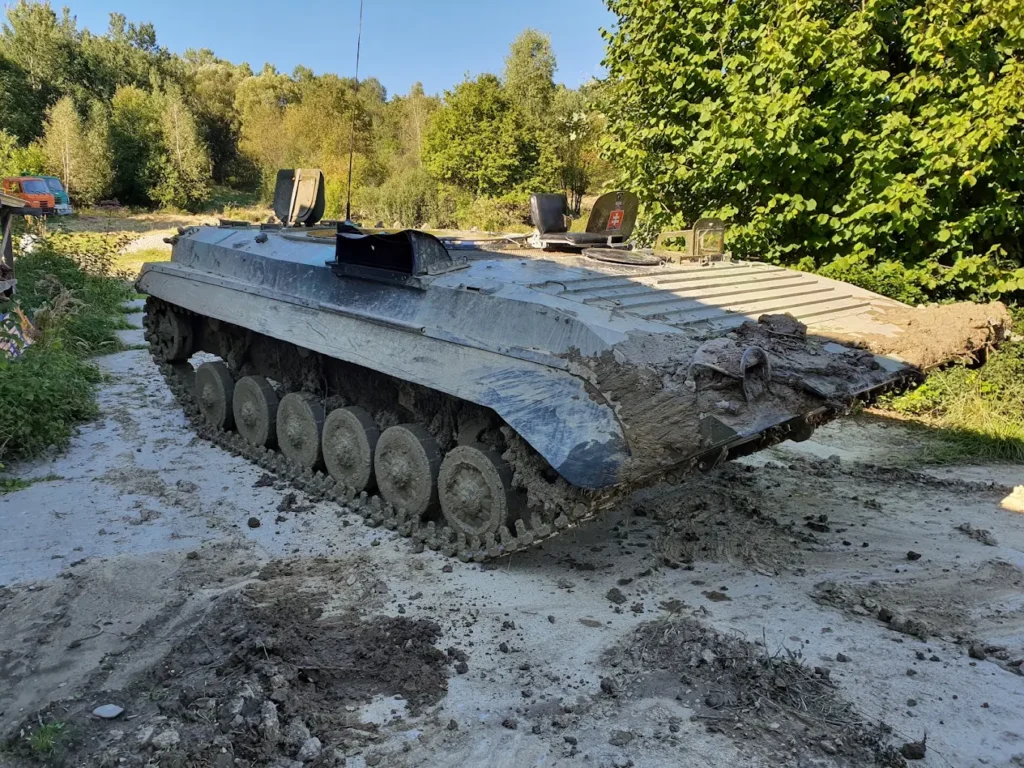 Zablatené pásové vozidlo BVP-2 zboku